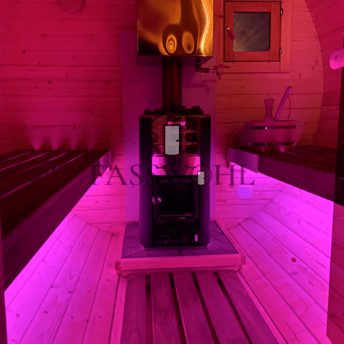 Eine Fasssauna von Fasswohl mit lila LED Licht